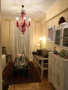 sala de estar con sofá y lámpara de araña en Art island house en Athens