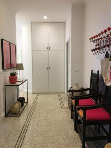 soggiorno con armadi bianchi e tavolo di New Design Apartment a Milano