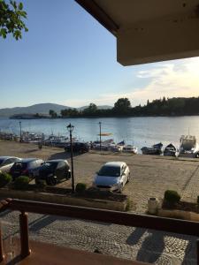 un grupo de autos estacionados en un estacionamiento cerca de un cuerpo de agua en Old Harbour, en Sozopol