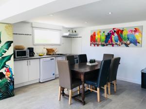 a kitchen and dining room with a table and chairs at CosyHome Site du Futuroscope in Chasseneuil-du-Poitou