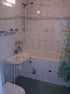 łazienka z umywalką, wanną i toaletą w obiekcie Leo Hotelli w mieście Kouvola