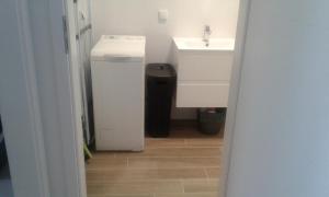 コウォブジェクにあるFeniks Lux 2+2のバスルーム(洗面台、ゴミ箱付)