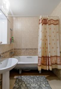 a bathroom with a bath tub and a sink at Apartment On Perevertkina 24а in Voronezh