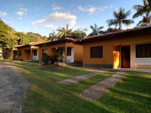 a house with a lawn in front of it at Pousada Paraiso in Serra Negra