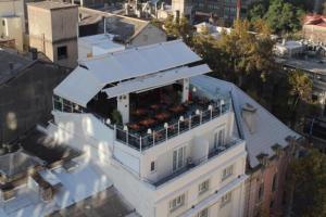 un gran edificio blanco con un teatro encima en Hotel Sommelier Boutique, en Santiago