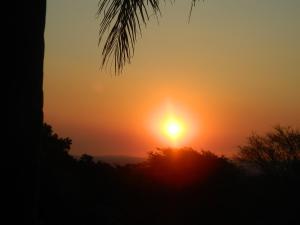 Sonnenuntergang mit Sonnenuntergang im Hintergrund in der Unterkunft Edelweiss Corporate Guest House in Pretoria