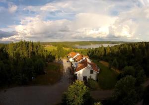 een luchtzicht op een huis met bomen en een rivier bij Tingvall B&B Eco-Lodge in Bullaren