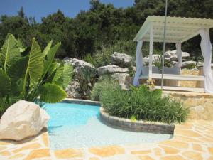 Bazén v ubytovaní Relax tiny villas 40 meters of the beach alebo v jeho blízkosti