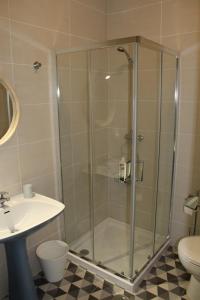 een douche met een glazen deur in een badkamer bij Jardim à vista in Aveiro +12 foto's