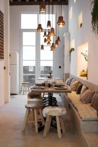 ein Wohnzimmer mit einem Tisch und einem Sofa in der Unterkunft Boutique Holiday Home ZaligInAntwerpen 77 in Antwerpen