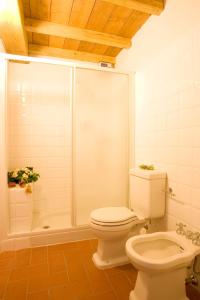 A bathroom at Rimaggiori Country Home & Restaurant