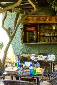 un tavolo esterno con piatti di cibo sopra di Hotel Simpatia a Kobuleti