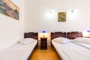 2 letti in una camera con pareti bianche di Hotel Simpatia a Kobuleti