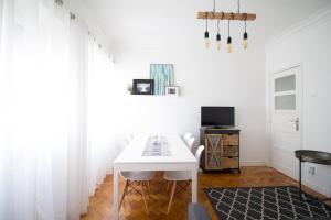 リスボンにあるAvenidas Cozy Apartmentの白いダイニングルーム(白いテーブルと椅子付)