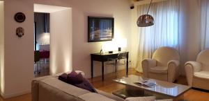 sala de estar con sofá, mesa y sillas en Villa Belmonte, en Favara