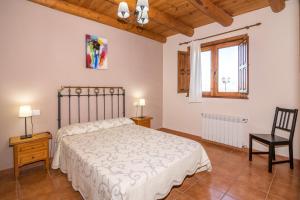A bed or beds in a room at Ruralracons