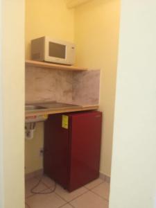 a kitchen with a microwave on top of a counter at Hotel Panama 510 in Tampico