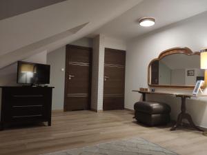 a dressing room with a desk and a mirror at Pokoje na Jasnej in Kołobrzeg +4 photos