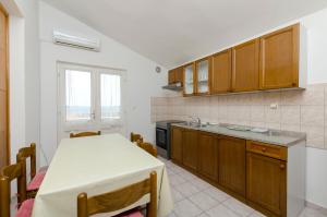 een keuken met een tafel en een aanrechtblad bij Apartment Damir in Primošten