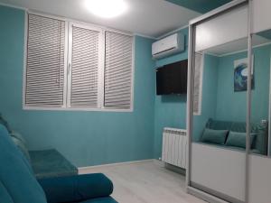 アドレルにあるElite House Sochi 3の青い壁のリビングルーム(鏡付)