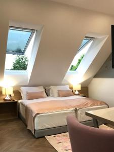 Tempat tidur dalam kamar di Design & Wine Vila Special Bled