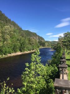 a view of a river from a bridge at La Cabane chez Jimmy in Petit-Saguenay