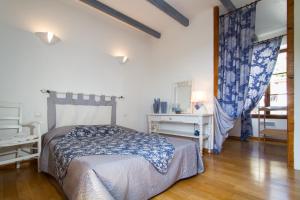 a bedroom with a bed and a wooden floor at Belle maison de maître - Piscine et jardin privés - Au cœur du village médiéval de Caylus - 4 personnes - Garage in Caylus +11 photos