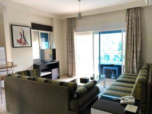 Χώρος καθιστικού στο Zora Suites