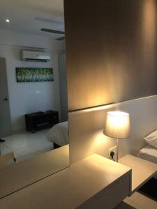 ein Wohnzimmer mit einem Bett und einer Lampe in einem Zimmer in der Unterkunft Setia Walk Puchong in Puchong