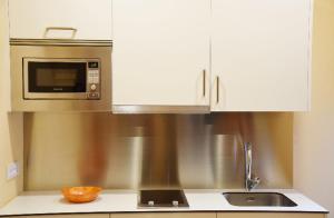 Kuchyň nebo kuchyňský kout v ubytování Apartamentos La Barzana