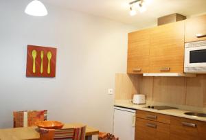 Kuchyň nebo kuchyňský kout v ubytování Apartamentos La Barzana