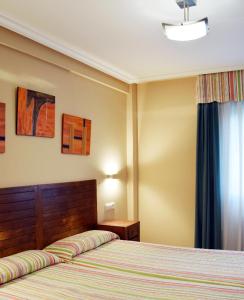 Postel nebo postele na pokoji v ubytování Apartamentos La Barzana