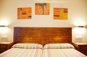 Postel nebo postele na pokoji v ubytování Apartamentos La Barzana