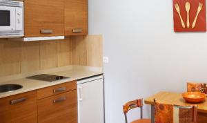 Kuchyň nebo kuchyňský kout v ubytování Apartamentos La Barzana
