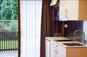 Kuchyň nebo kuchyňský kout v ubytování Apartamentos La Barzana