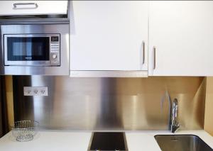 Kuchyň nebo kuchyňský kout v ubytování Apartamentos La Barzana