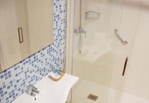 Koupelna v ubytování Apartamentos La Barzana