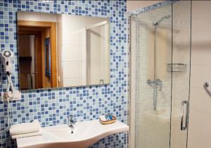 Koupelna v ubytování Apartamentos La Barzana