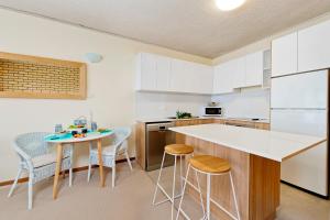 A kitchen or kitchenette at Oceanview at Flynns
