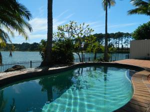 una piscina con vistas a un cuerpo de agua en Isle Of Palms Resort, en Gold Coast