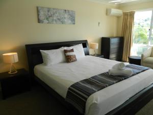 Un pat sau paturi într-o cameră la Isle Of Palms Resort