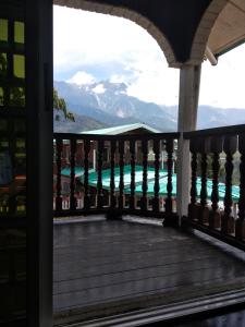 Kampong KundassanにあるAlmeera Homestay 2の山々の景色を望むバルコニー