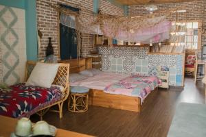 Uma cama ou camas num quarto em Nam Thi Holiday Home