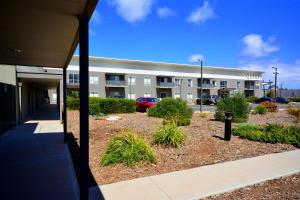 ein Gebäude mit einem Parkplatz davor in der Unterkunft Quest Whyalla in Whyalla