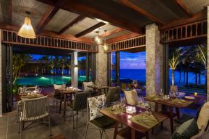 Ein Restaurant oder anderes Speiselokal in der Unterkunft Dusit Princess Moonrise Beach Resort 