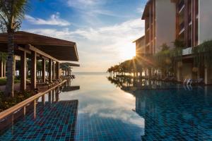 Der Swimmingpool an oder in der Nähe von Dusit Princess Moonrise Beach Resort