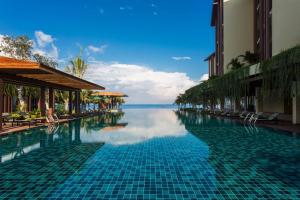 Der Swimmingpool an oder in der Nähe von Dusit Princess Moonrise Beach Resort