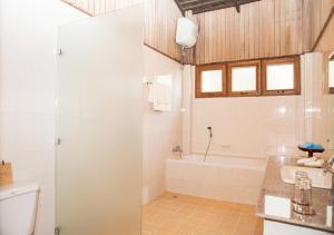 uma casa de banho com uma banheira, um WC e um lavatório. em KMA SHWE PYI BAGO Resort em Pegu