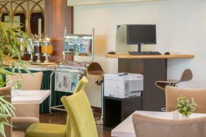TV a/nebo společenská místnost v ubytování Silka Far East Hotel