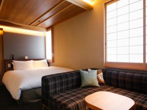 A bed or beds in a room at Minato Koyado Awajishima